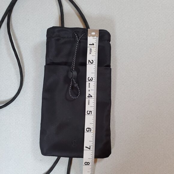 Lululemon Play Forward Black Crossbody Pouch Bag Phone Holder Water Repellent - Picture 7 of 8